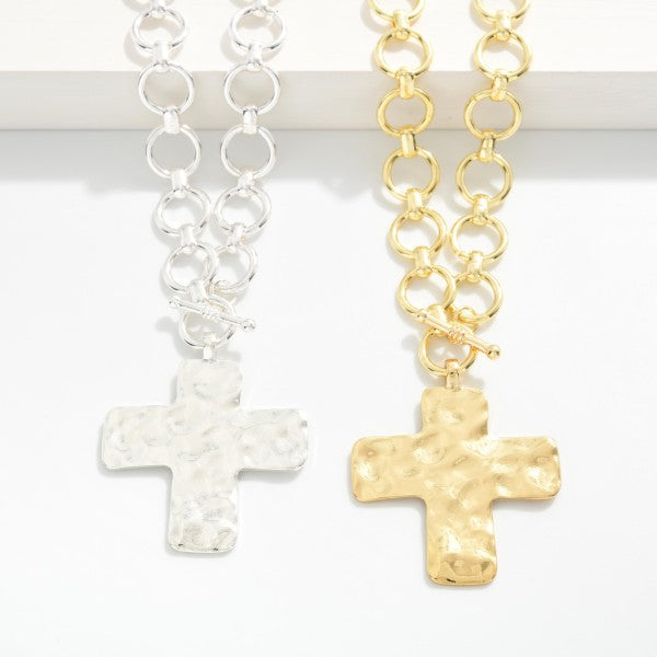 Circle Link Necklace Featuring Pearlescent Hammered Metal Cross Pendant