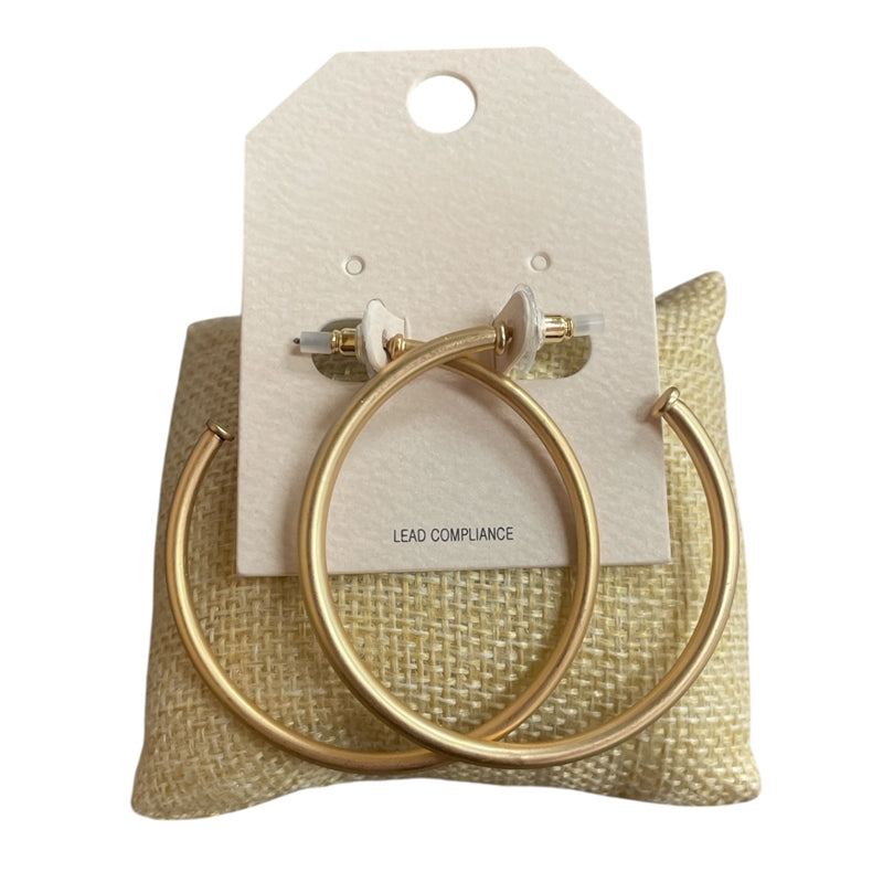 NAIL HEAD MEDIUM HOOP EARRINGS - GOLD